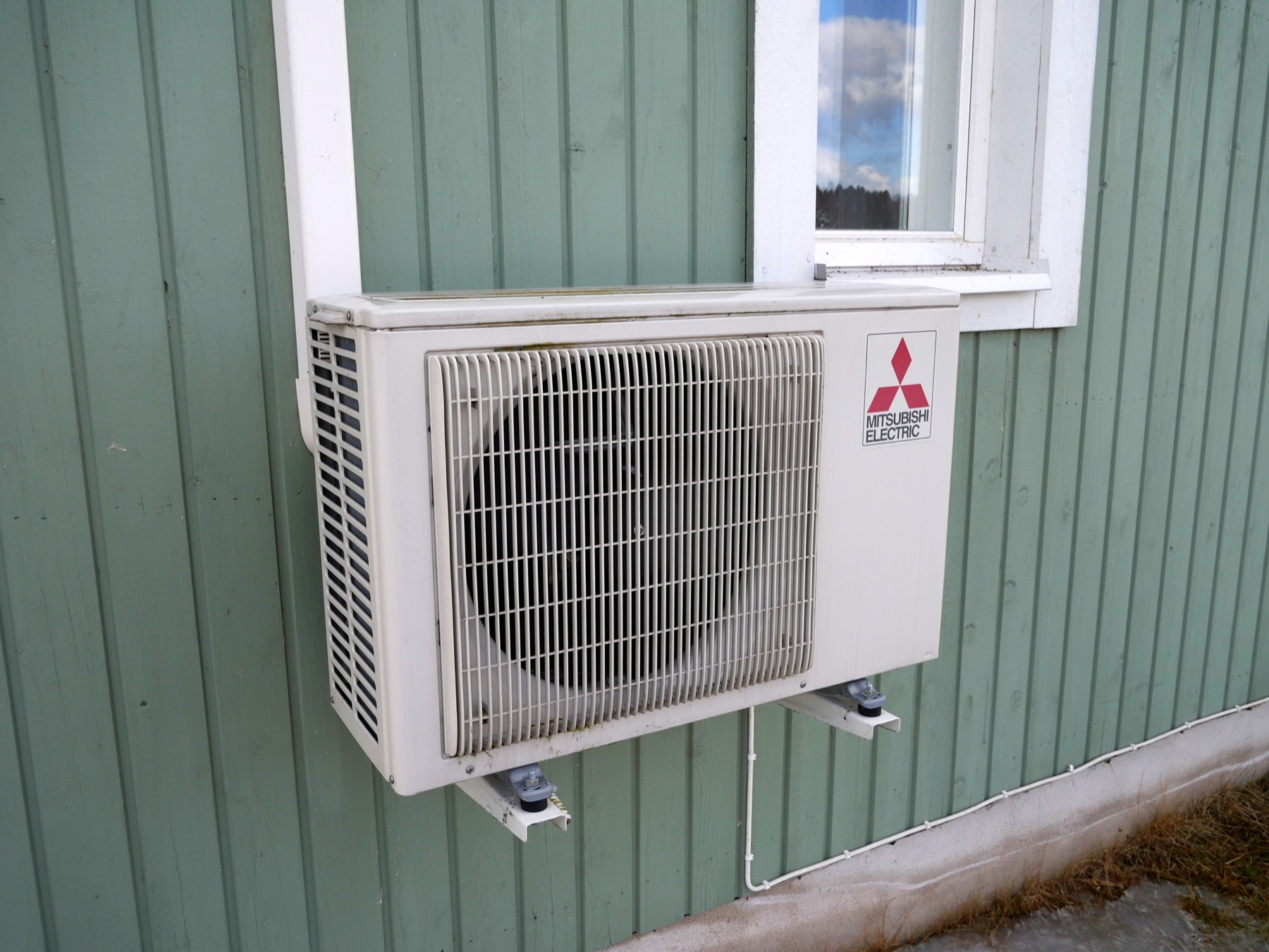 A high-efficiency air conditioning condenser unit